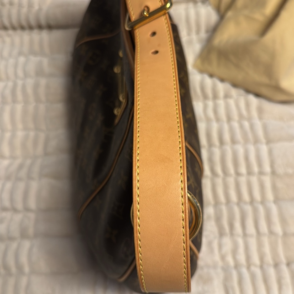 Louis Vuitton - Picture 6 of 10